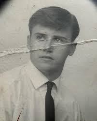 Can anyone please remove the crease out of this photo 🙏 thank you