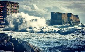 Il lungomare di napoli è stato sferzato dalla pioggia e colpito da una violenta mareggiata che ha abbattuto alcuni muretti borbonici. Ptgzcr9uj1kgrm