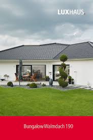 Ein Klassischer Walmdachbungalow In Zeitlosem Schonem Schwarz Weiss Kontrast Bungalow Luxhaus Kundenhaus Hausbau Gartengestaltung Bungalow Walmdach Dach