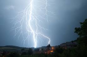 Die polizei des landkreises reutlingen musste während des unwetters zu 35 einsätzen ausrücken. Unwetter Bei Reutlingen Dachstuhl Brennt Nach Blitzeinschlag Baden Wurttemberg Stuttgarter Zeitung