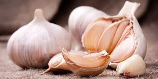 Bawang putih adalah makanan beralkali yang sangat baik untuk kesihatan. Campur Sumber Makanan Beralkali Dalam Menu Raya Anda Maskulin