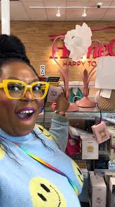 Spring has definitely sprung y’all 😌 🌸 #colorfulhomedesign #colorfulhome  #flowerlamp #eclectichomedecor #homegoodsfinds #diyprojects