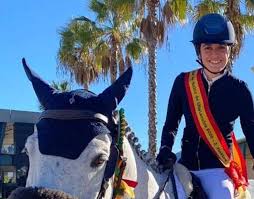 Un ejemplo más de que por genética, y también por el contexto deportivo en el que suelen educarse, los descendientes siguen los pasos de. Asi Es Sira Martinez La Hija Amazona De Luis Enrique Que Se Proclamo Campeona De Espana