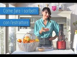 Fatto ciò, versate il sorbetto al limone in un contenitore adatto per il freezer, così che possa ghiacciare perfettamente. Come Fare I Sorbetti Con L Estrattore Youtube Sorbetto Di Frutta Sorbetto Ricette