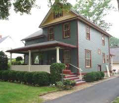 Queen Anne Victorian Sylvania Ohio Lots Of Red Accents Maybe For Ours In A Less Bright Reddish Brown To Go Historic Homes House Colors Craftsman Exterior