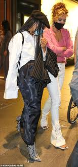 На это намекает лицо вайтити во время поцелуя. Rita Ora Isla Fisher Elsa Pataky And Tessa Thompson Enjoy Private Shopping Trip In Sydney Purplar Culture