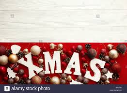 Auguri Di Buon Natale Xmas Parola Di Legno Con Rosso E Oro Ornamenti Baubles Bianco Su Sfondo Luminoso Piatto Laici Stagione Della Scheda Messaggi Di Saluto Elegante Tradizione Foto Stock Alamy