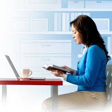 Mujer Leyendo La Biblia Y Buscando Informacion En Linea Preguntas Al Azar Preguntas De La Biblia Reflexiones Espirituales