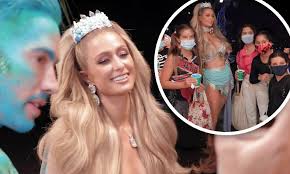 The luxurious accommodations at carter house inns and the sumptuous dining at its restaurant 301 carter house inns takes pride in catering to the needs of each individual guest and the staff is. Paris Hilton And Beau Carter Reum Give Trick Or Treaters Selfies Rather Than Candy At Her Mansion Daily Mail Online