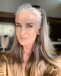 Além disso, em cada artigo, poderá deixar o seu comentário para que a nossa comunidade de especialistas o possa ajudar. Cuidados Com O Cabelo Branco Como Tratar Os Fios Sem Pigmento Tudo Que Eu Amo