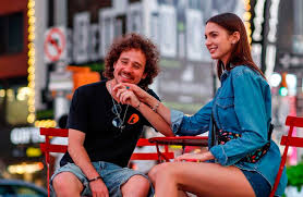 Allí le preguntó a la dependienta del almacén rólex cuánto. Luisito Comunica Y La Foto Con Su Novia Por Lo Atacan En Redes Sociales La Fm