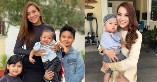 Al zamil majid farooq mishary rashid alafasy mohamed al tayeb hamdan mohamed aljabery al. Hidup Terkejar Kejar Sejak Ada Anak Mawar Rashid Enjoy Jadi Ibu Di Usia 24 Tahun Nona