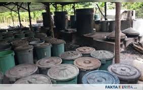 Seblak) adalah makanan indonesia yang dikenal berasal dari bandung, jawa barat yang bercita rasa gurih dan pedas.terbuat dari kerupuk basah yang dimasak dengan sayuran dan sumber protein seperti telur, ayam, boga bahari, atau olahan daging sapi, dan dimasak dengan kencur. Home Industry Arak Di Desa Kayu Besi Digerebek Sat Reskrim Polres Bateng Satu Orang Diamankan Fakta Berita