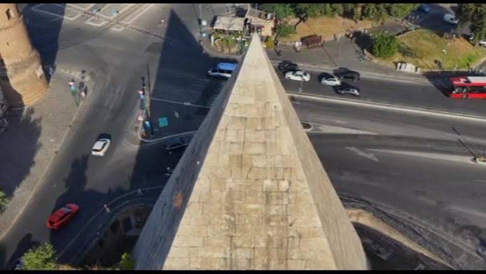 La Piramide Cestia riapre, è uno dei monumenti più famosi di Roma