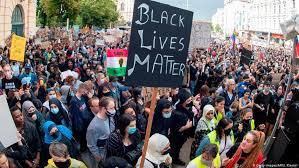 An dieser stelle wollen wir uns noch bei all' unseren unterstützern bedanken, die mit ihrer spende unsere arbeit wesentlich fördern und uns. Wiener Stehen Auf Gegen Rassismus Aktuell Europa Dw 05 06 2020