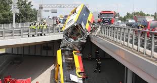 Trwają poważne utrudnienia w ruchu. Wypadek Autobusu Na S8 Kolejne Szokujace Doniesienia Zyciestolicy Com Pl