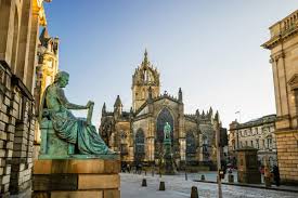 Domina la old town desde lo alto de una colina conocida como castle rock. Viajar A Edimburgo Lonely Planet