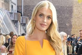 Jul 01, 2016 · lady kitty spencer is the daughter of princess diana's brother charles spencer and the first cousin of prince william and prince harry. Lady Kitty Spencer Kinderfoto Zeigt Ahnlichkeit Zu Britischem Royal Gala De