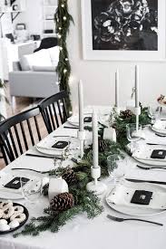 Simple Christmas Table Setting Ideas You Ll Want To Copy This Year Christmas Dining Table Christmas Table Centerpieces Christmas Table Decorations