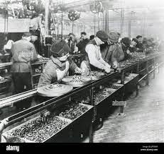 Diese Arbeitnehmer Bei Der Ford Motor Company-Anlage Gemacht Durch Den Bau  Von Einem Schwungrad Magnetzünder Auf Einer Beweglichen Montagelinie  Industriegeschichte. Hier Sind Sie Am Fließband, Detroit, Mi, 1913  Stockfotografie - Alamy
