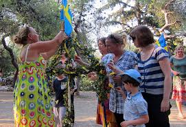Karin åberg, tommy finke & daniel brandl are rehearsing the swedish traditional song for midsummer eve; Sma Grodorna