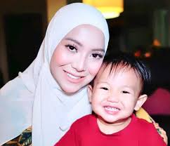 Well at least klau die lepak dgn artis utk drama sps tu pun die still pkai tudung. Hantar Rafael Ke Sekolah Mawar Rashid Kesal Dituduh Malas Jaga Anak