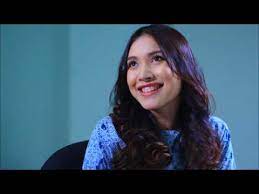 Damia, pengerusi 'rich chocolate' terima seorang pelumba kereta yang terpaksa bercuti dari perlumbaan litar akibat krisis kewangan, haikal sebagai pemandunya setelah haikal selamatkan. Cinta Koko Coklat Episod 25 Malaubuim