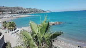 26 km lang und führt über die alte eisenbahntrasse direkt am meer entlang. Wassertemperatur In San Lorenzo Al Mare Im Ligurischen Meer Jetzt