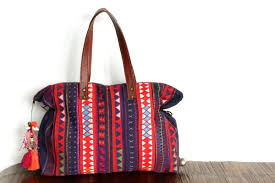 Sac macha mt pas cher, sacs à main indien, bandoulière, original femme ethniques macha en coton et cuir, une gamme toute en couleurs aux motifs ethniques. Collection 2018 Sac De Plage Ethnique Zeinelle Magazine