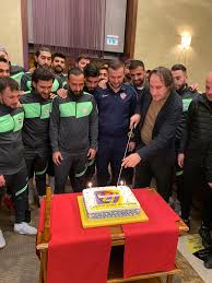.rakibinin 16 puan önünde lider durumda bulunan eyüpspor'da başkan murat özkaya açıklamalarda bulundu. Eyupspor On Twitter Asirlik Cinar Eyupspor Umuzun 102 Kurulus Yil Donumunu Baskan Murat Ozkaya Ile Tum Takim Van Da Pasta Keserek Kutladilar Birliktedahagucluyuz Https T Co N3zh6ml418