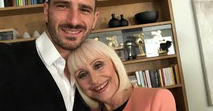 La cantante, actriz y presentadora italiana raffaella carrà ha fallecido a los 78 años, según medios locales. Vnirmod7hcc Hm