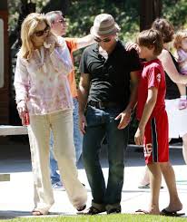 Lisa kudrow says she's 'happy proud' as son julian, 23, graduates from usc: Lisa Kudrow Dan Bucatinsky Julian Stern Dan Bucatinsky And Julian Stern Photos Zimbio