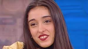 Giulia amici scrive da anni di yoga, terapie olistiche, filosofia indiana, alimentazione vegetariana e buona salute. Giulia Stabile Chi E Eta Fidanzato Genitori Scuola Biografia