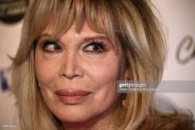 Foto Di Attualita French Artist Amanda Lear Poses As She Arrives Poses Amanda Fotografia