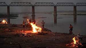 Locals believe bodies were dumped in river because cremation sites are overwhelmed. Bcrjbvihmozfrm