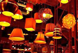 Photo de petits cubes en bois lampe de plafond avec déco en corde tissée. Suspension Luminaire Tendance Et Comparatif Prix 2021