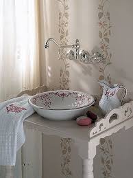 Badezimmer Im Landhausstil Waschbecken Mit Blumenmuster Wohnen Garten Mit Bildern Shabby Chic Badezimmer Shabby Chic Schlafzimmer Kleines Bad Farbe