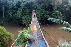 Jangan kau gantung hatiku ini penuh harapan tanpa pasti kau beri belaian kau beri kecupan kau beri segala kehangatan yang kubutuhkan tapi nggak sekalipun memposisikan dirimu seutuhnya itu milik siapa ? Jembatan Gantung Mengerikan Di Lenteng Agung Jaksel