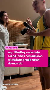 Ary Mirelle presenteia João Gomes com um dos microfones mais caros do mundo: 'Vocês têm noção?'