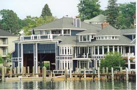 The lake house is a 2006 american romantic drama film directed by alejandro agresti, starring keanu reeves and sandra bullock (who had previously appeared together in the box office hit speed). That S Not A Lake House This Is A Lake House Teamspeed Com