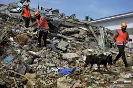 Badan meteorologi, klimatologi, dan geofisika menyebut pusat gempa ada di darat, 9 kilometer (km) di tenggara majene pada kedalaman 6 km. Basarnas 90 Orang Meninggal Dunia Gempa Sulawesi Barat Antara News