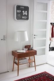 Karlsson Flip Clock Above A Mid Century Table With Simple White Lamp Contemporary Look Skandinavische Mobel Zuhause Und Inneneinrichtung