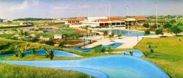LAGO COUNTRY CLUB. Fue una iniciativa de un grupo de empresarios, principalmente vinculados con el sector de espectáculos, grandes eventos y entretenimiento. Entonces la industria del espectáculo estaba en su efervescencia y