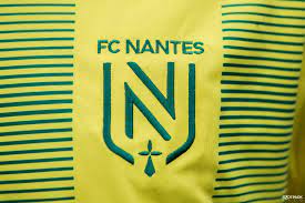 The new nantes logo is definitely different. Le Fc Nantes Vient De Devoiler Son Tout Nouveau Logo Officiel
