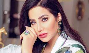 وهي أخت الفنانة أسيل عمران. Ù„Ø¬ÙŠÙ† Ø¹Ù…Ø±Ø§Ù† ØªÙ‡Ø§Ø¬Ù… Ù…Ù†ØªÙ‚Ø¯ÙŠÙ‡Ø§ Ø¨Ù‚Ø³ÙˆØ© ÙˆØªØ·Ù„Ù‚ Ø¹Ù„ÙŠÙ‡Ù… Ù‡Ø°Ø§ Ø§Ù„ÙˆØµÙ ØµÙˆØ±Ø© Ø§Ù„Ù‚Ø¯Ø³ Ø§Ù„Ø¹Ø±Ø¨ÙŠ