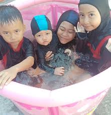 Segera bawa bayi keluar dari air dan hangatkan dengan handuk apabila si kecil menggigil kedinginan. Review Sugar Baby Swimming Pool Kumparan Com