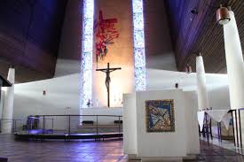 Platou, og oppført i 1965 i betong og med frittstående klokketårn. Bildevisning Steinkjer Kirke