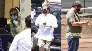Irrfan khan last journey full video at versova kabristan with his family mika and kapil attend, irrfan khan last words before death bollywood actor ifran khan last message from. Irrfan Khan Funeral Actor S Sons Filmmakers Tigmanshu Dhulia And Vishal Bhardwaj Arrive To Pay Last Respects