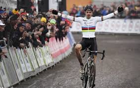 Na uitstekende prestaties op de weg duiken wout van aert en mathieu van der poel binnenkort het veld weer in. Cyclocross Wm 2017 Wout Van Aert Verteidigt Titel Pannenpech Fur Van Der Poel Velomotion