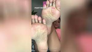 Miliani tanned sexy feet and toes scrunching